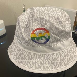 MK hat new
